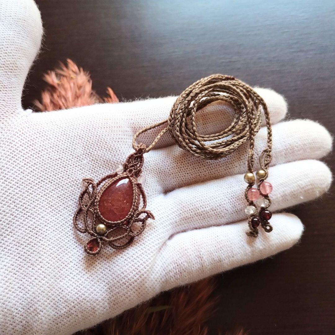 【ルリミドリ】インカローズ&ガーネットのマクラメ編みネックレス　ペンダンㇳ