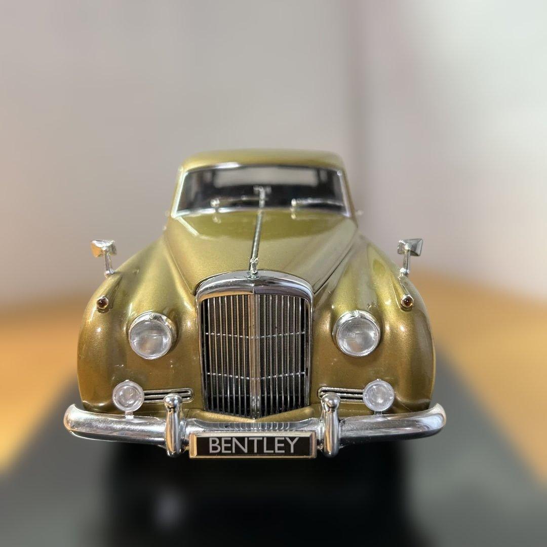 BENTLEY フィギュア付きピンバッチ付き