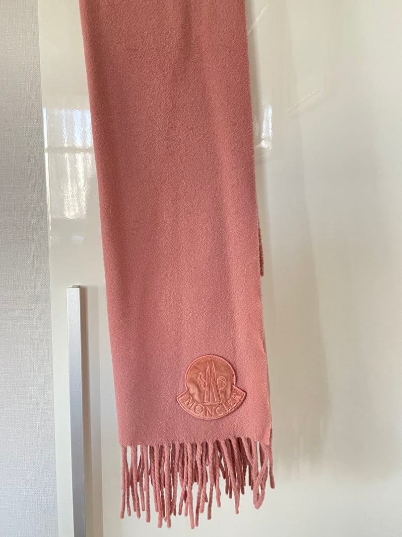 モンクレール　フリンジ付きピンクマフラー