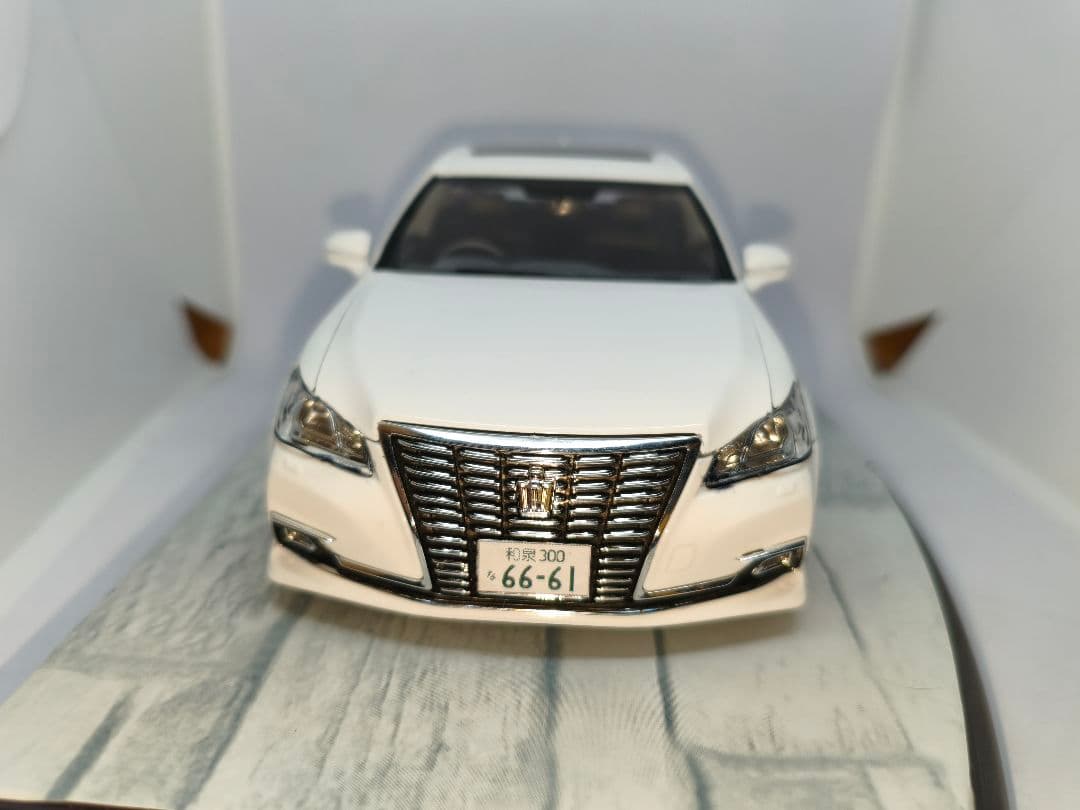 プラモデル　トヨタ　クラウンロイヤル　1/24　　完成品　VIP　シャコタン