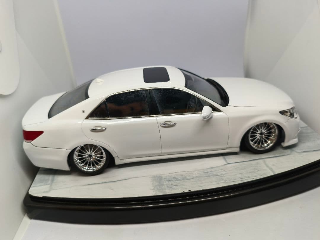 プラモデル　トヨタ　クラウンロイヤル　1/24　　完成品　VIP　シャコタン