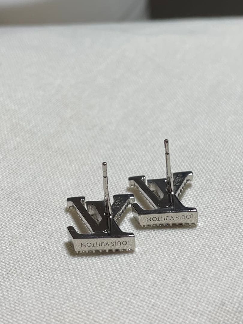 ど*L様 Louis Vuitton ロゴピアス