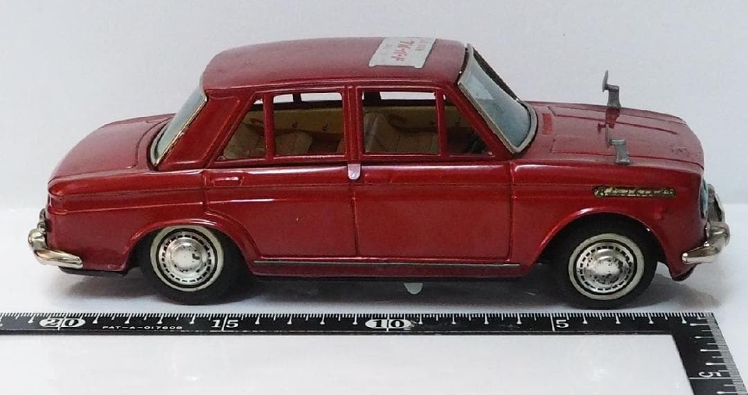 萬代屋【ダットサン ブルーバー赤モーターハイウェイ動作不良】ブリキ製ミニカー箱無