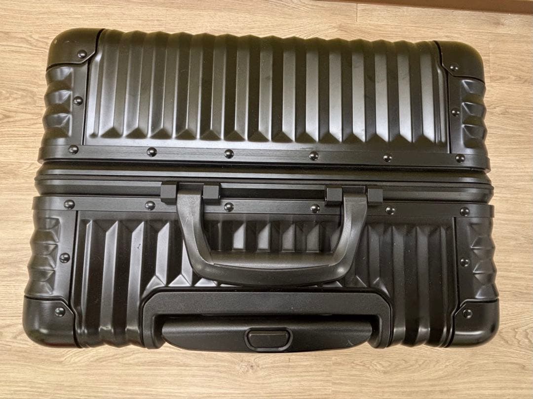 ほぼ新品です！！ブラック アルミニウム キャリーケース