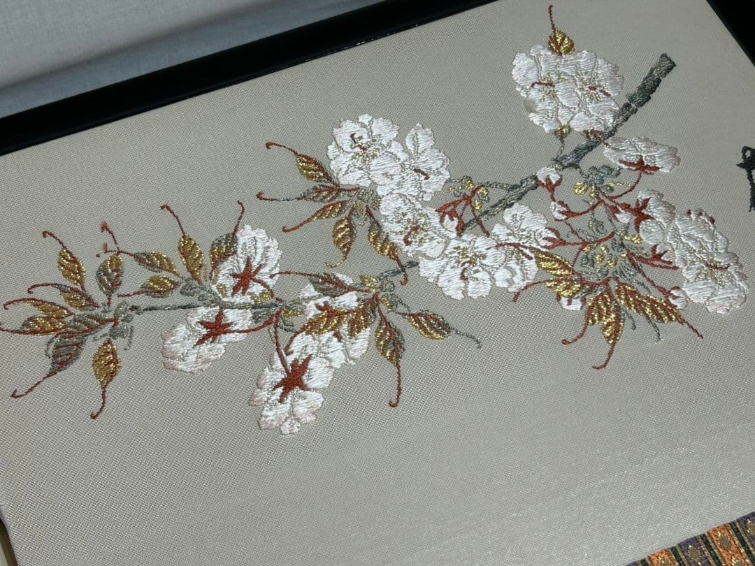 桜と花の美しい刺繍が施された屏風