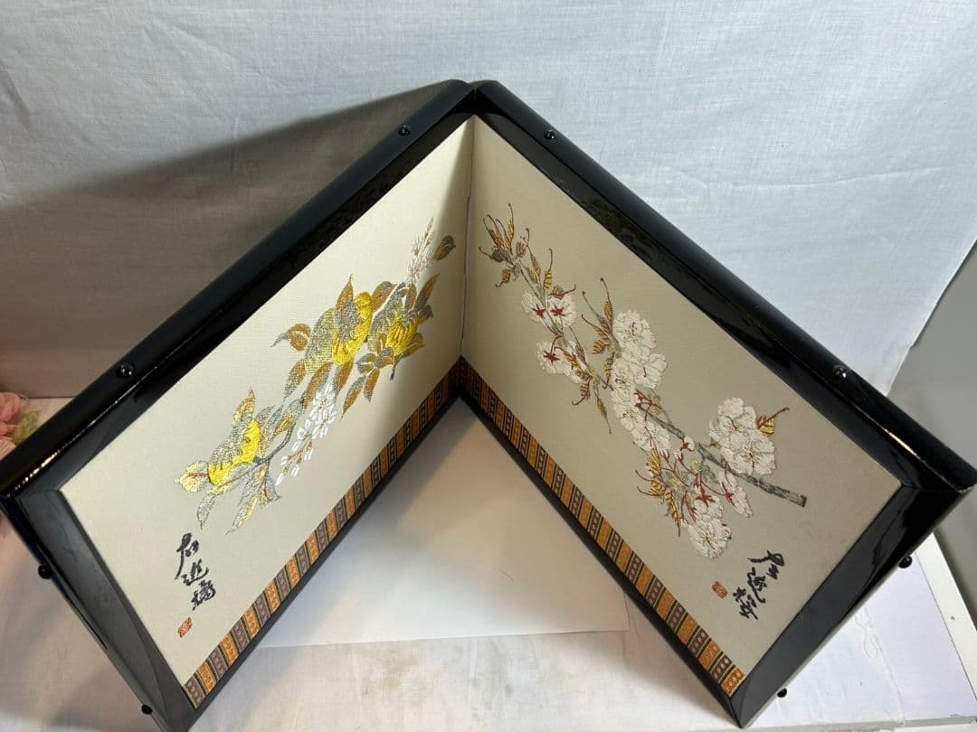 桜と花の美しい刺繍が施された屏風