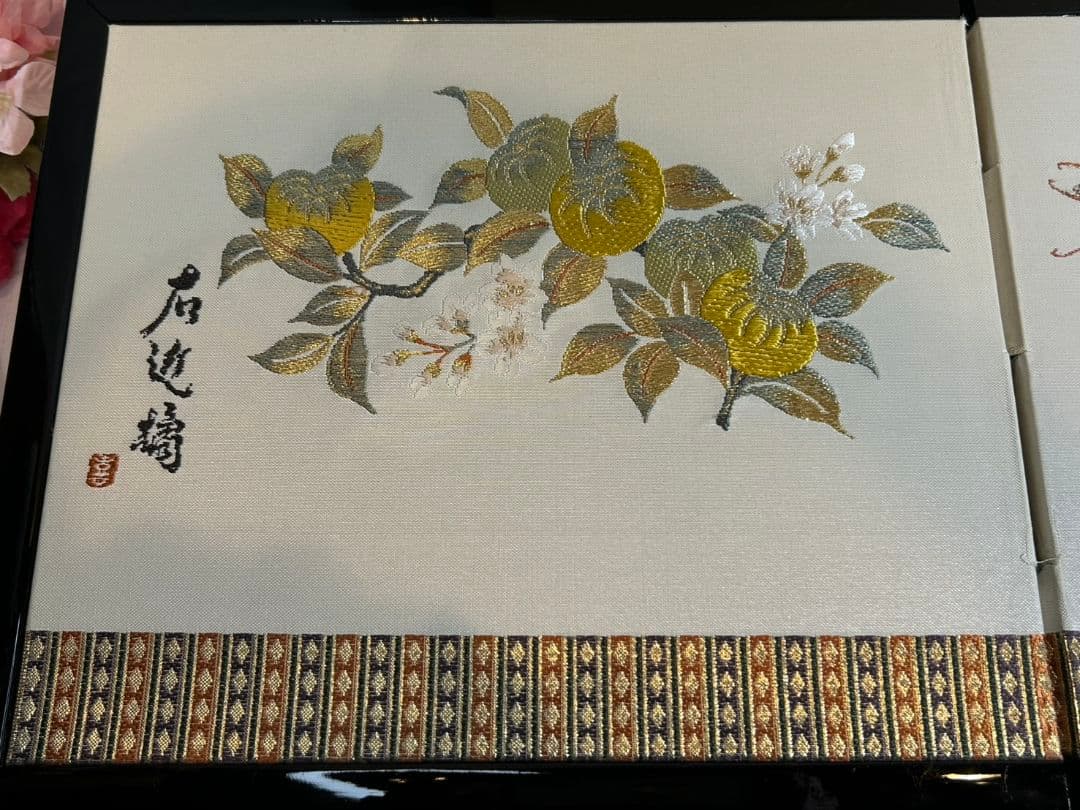 桜と花の美しい刺繍が施された屏風