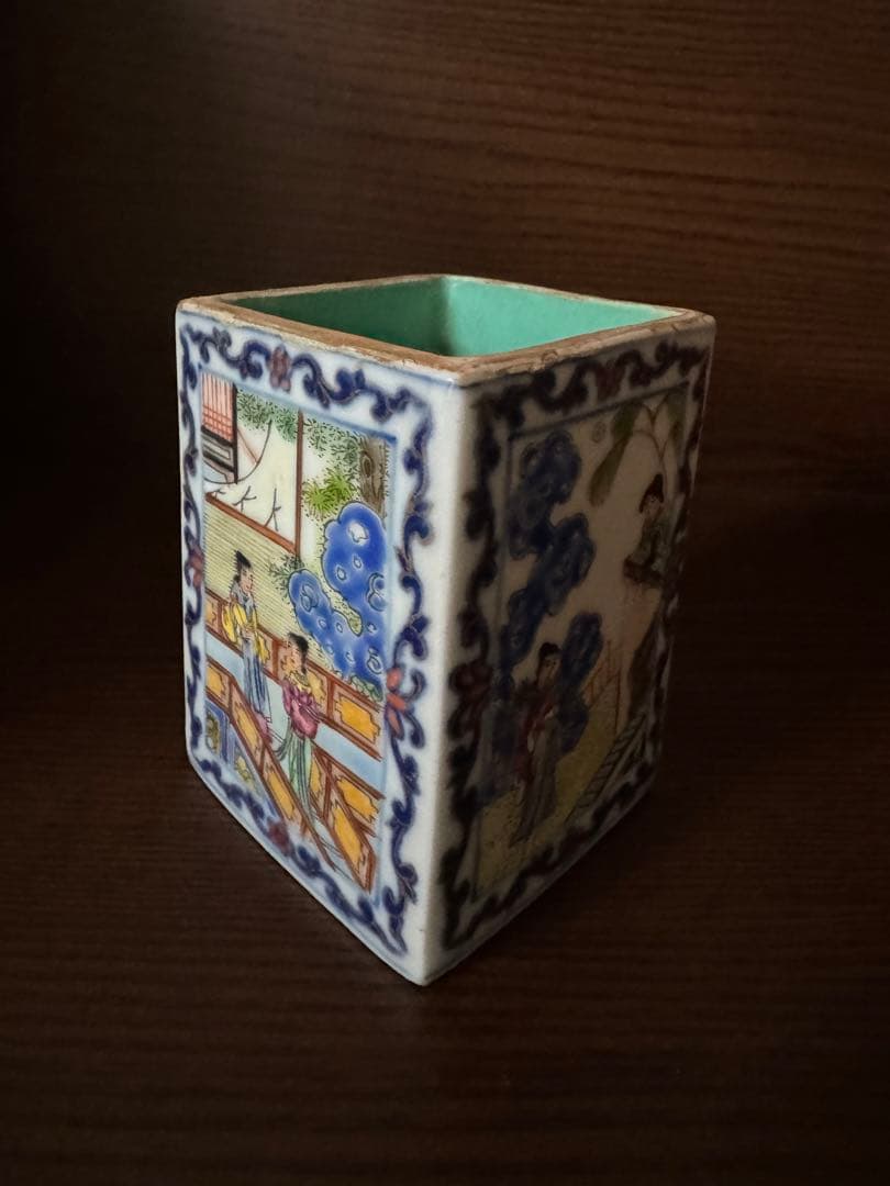 中国骨董　大清乾隆年製　在銘　粉彩　琺瑯彩　筆立て　人物物語絵付け(N-18)