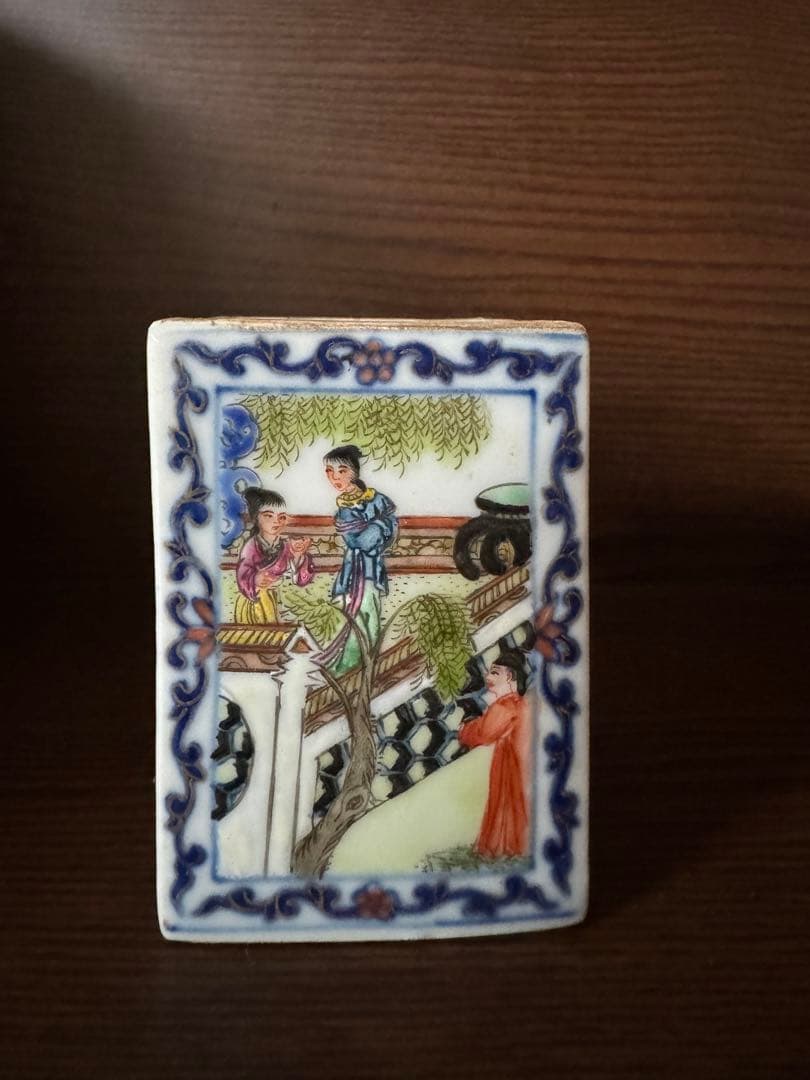 中国骨董　大清乾隆年製　在銘　粉彩　琺瑯彩　筆立て　人物物語絵付け(N-18)