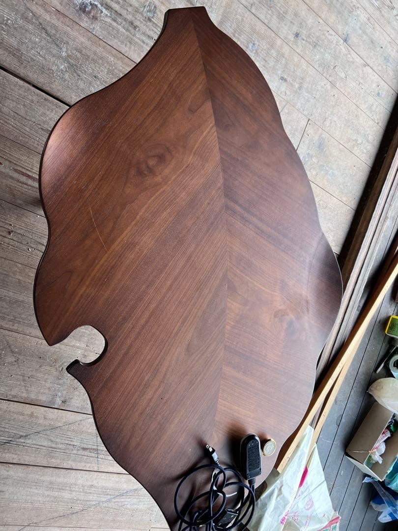 モンステラ　テーブル　葉っぱ　ブラウン