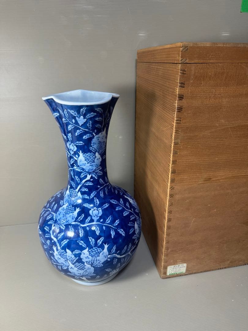 2409 【6代館林源右衛門】　染付柘榴文　花瓶