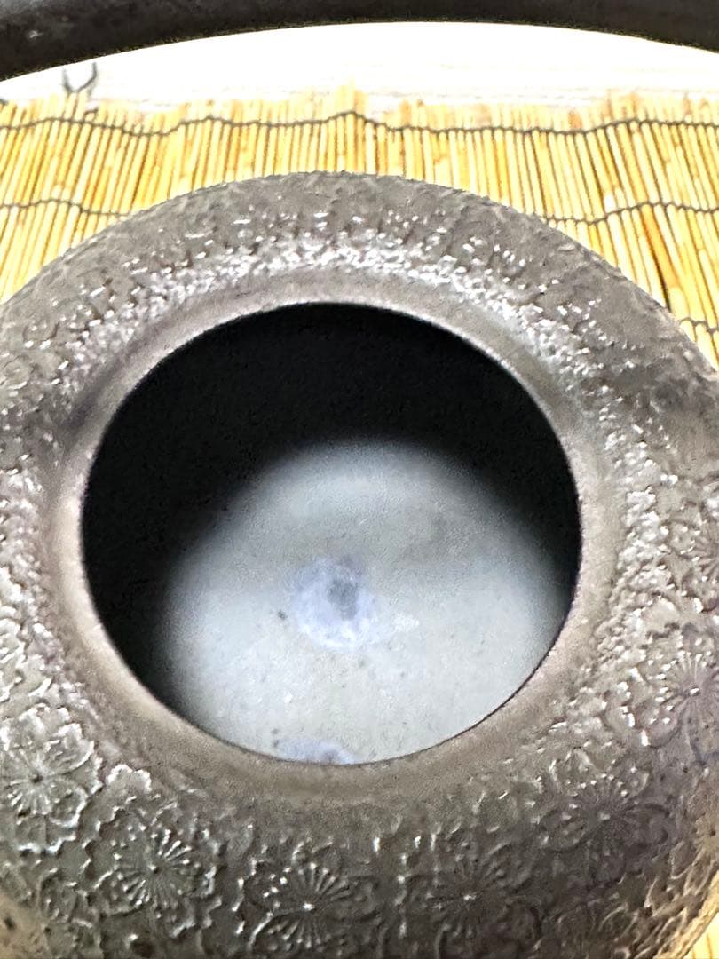 新品、供箱等付属品付　南部岩鋳四代目清末作 　真作保証　２３型南部桜　南部鉄瓶