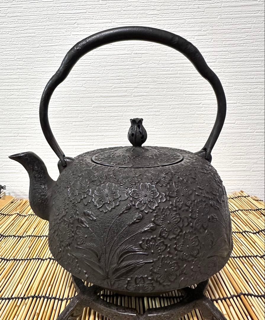 新品、供箱等付属品付　南部岩鋳四代目清末作 　真作保証　２３型南部桜　南部鉄瓶