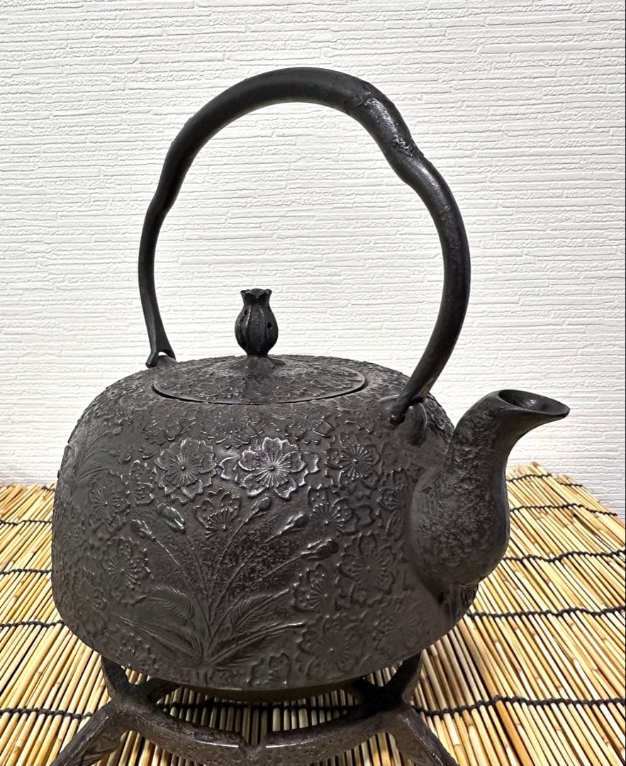 新品、供箱等付属品付　南部岩鋳四代目清末作 　真作保証　２３型南部桜　南部鉄瓶