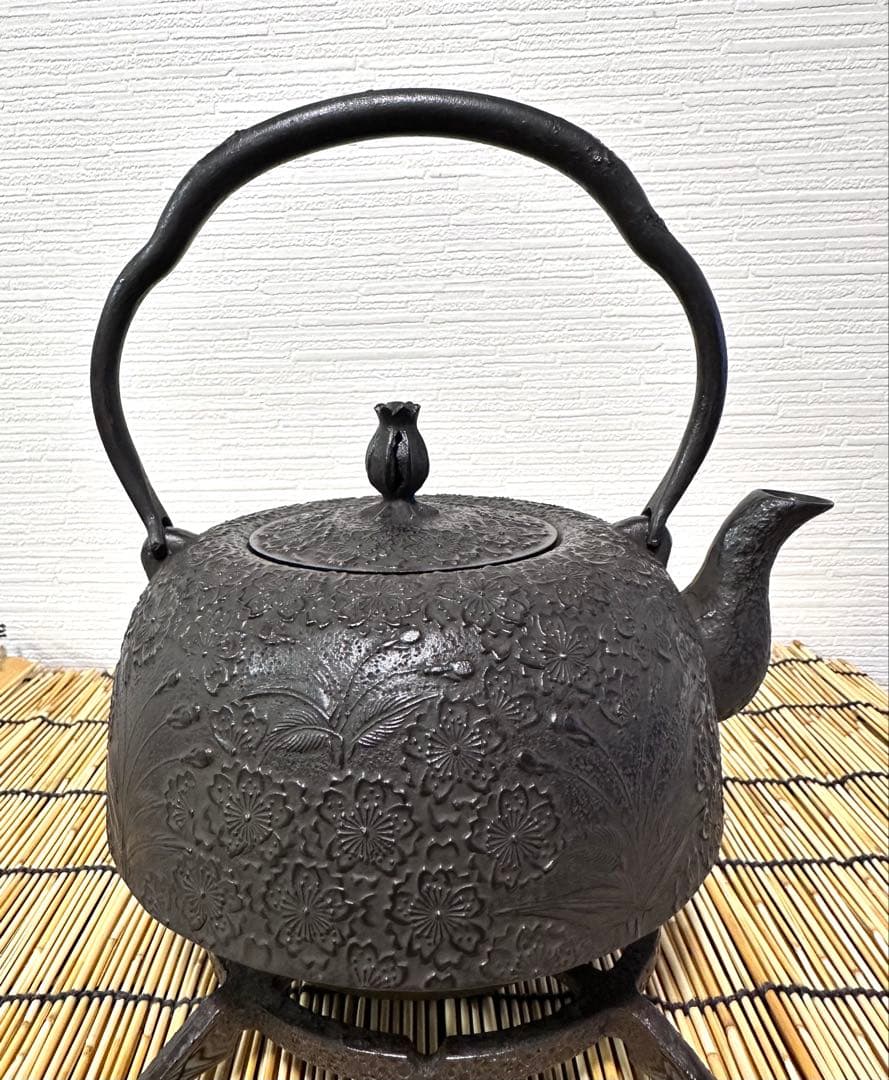 新品、供箱等付属品付　南部岩鋳四代目清末作 　真作保証　２３型南部桜　南部鉄瓶