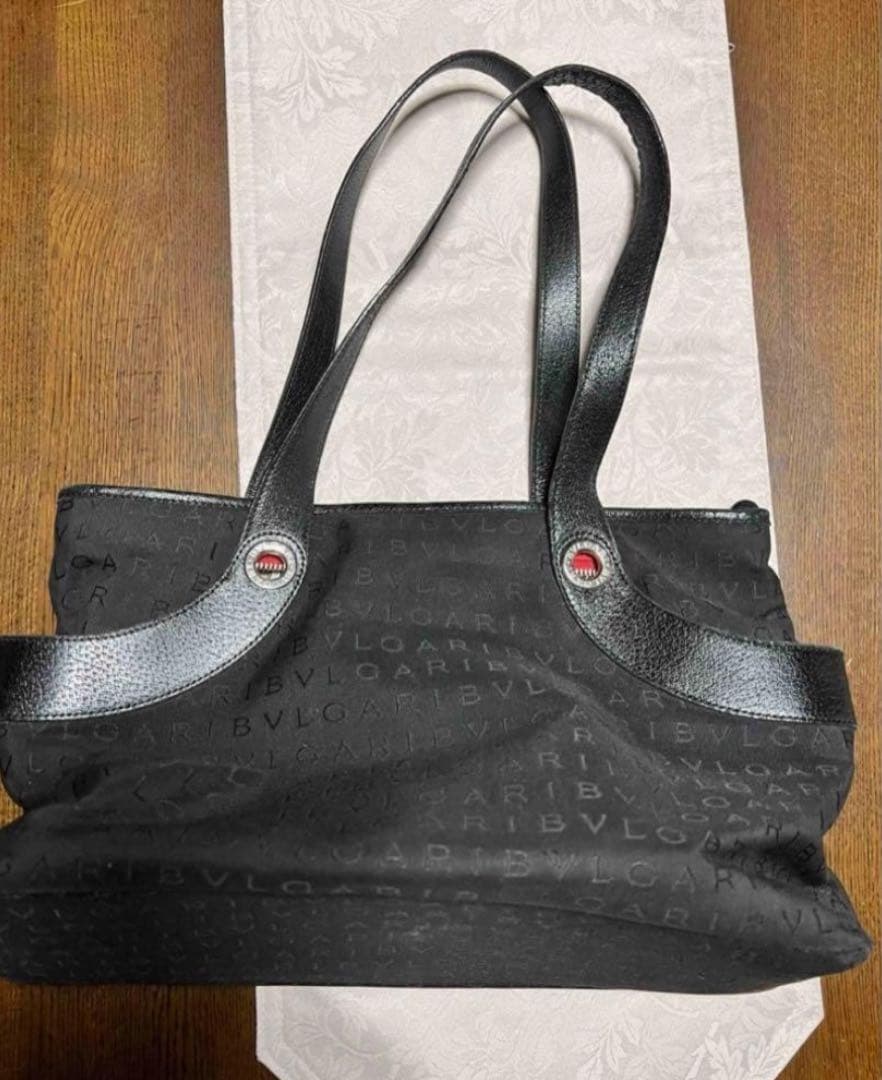 BVLGARI ブラック ショルダーバッグ