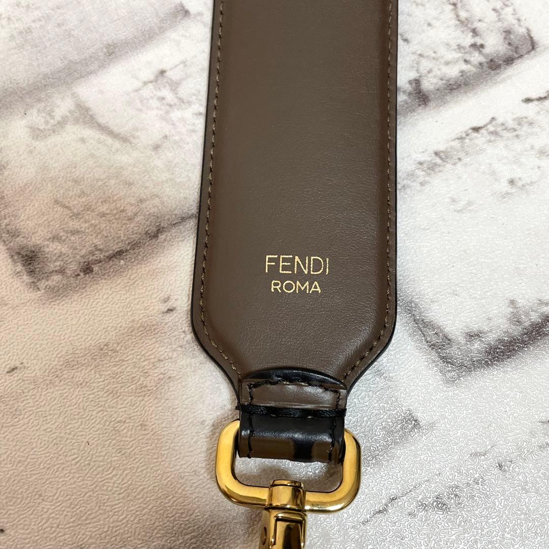 未使用級✨フェンディ　ストラップユー　ズッカ柄　エンボス　ゴールド金具