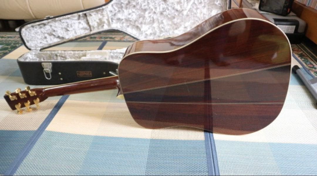Sada yairiアコースティックギター