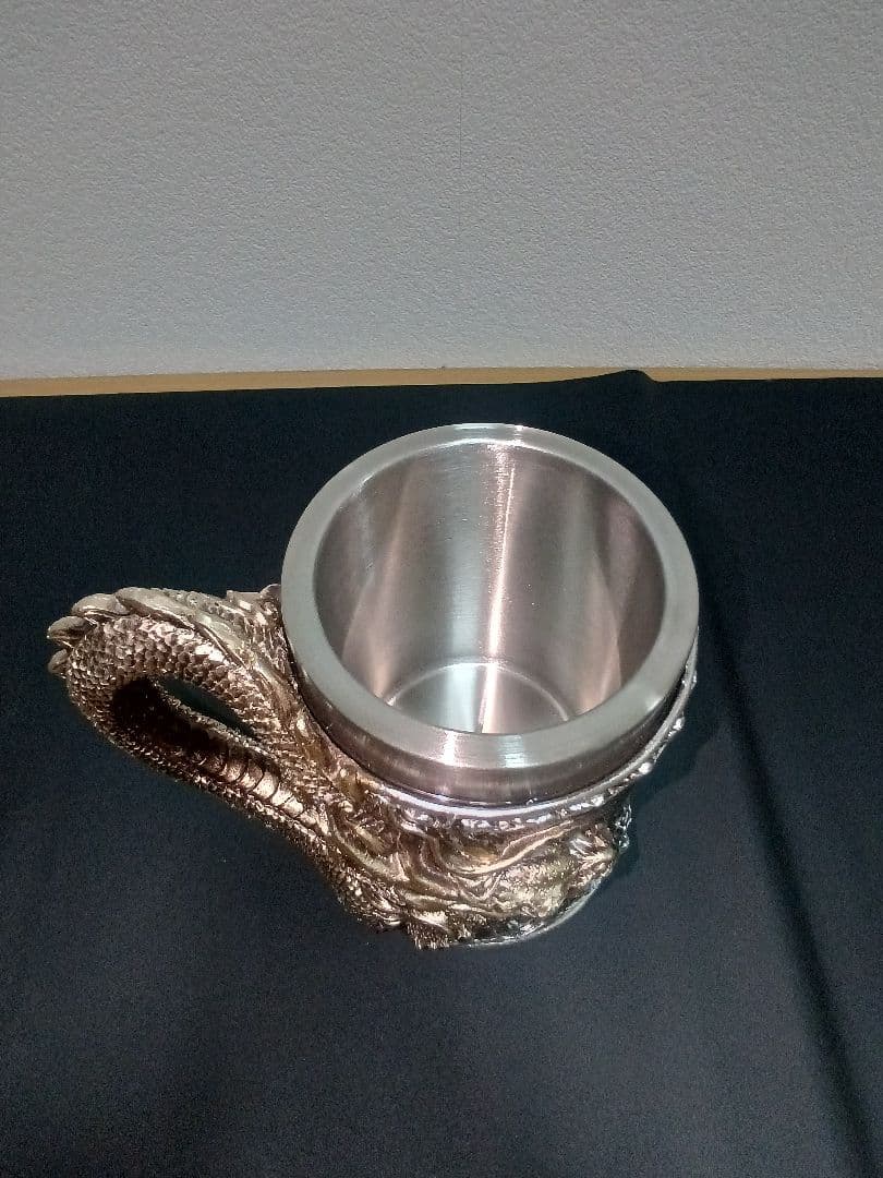 ドラゴン彫刻の金属製マグカップ