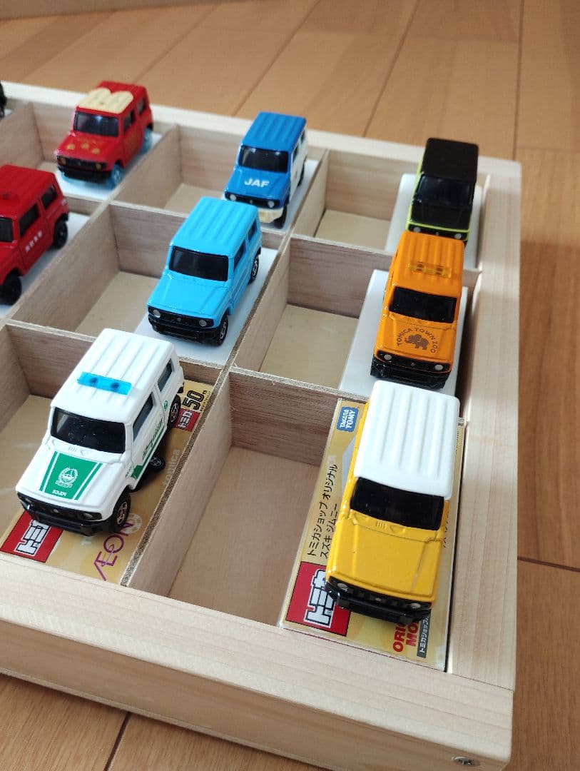 ✨超希少✨トミカ✨ジムニー✨全24台✨缶バッジ＆木製コレクションケース✨