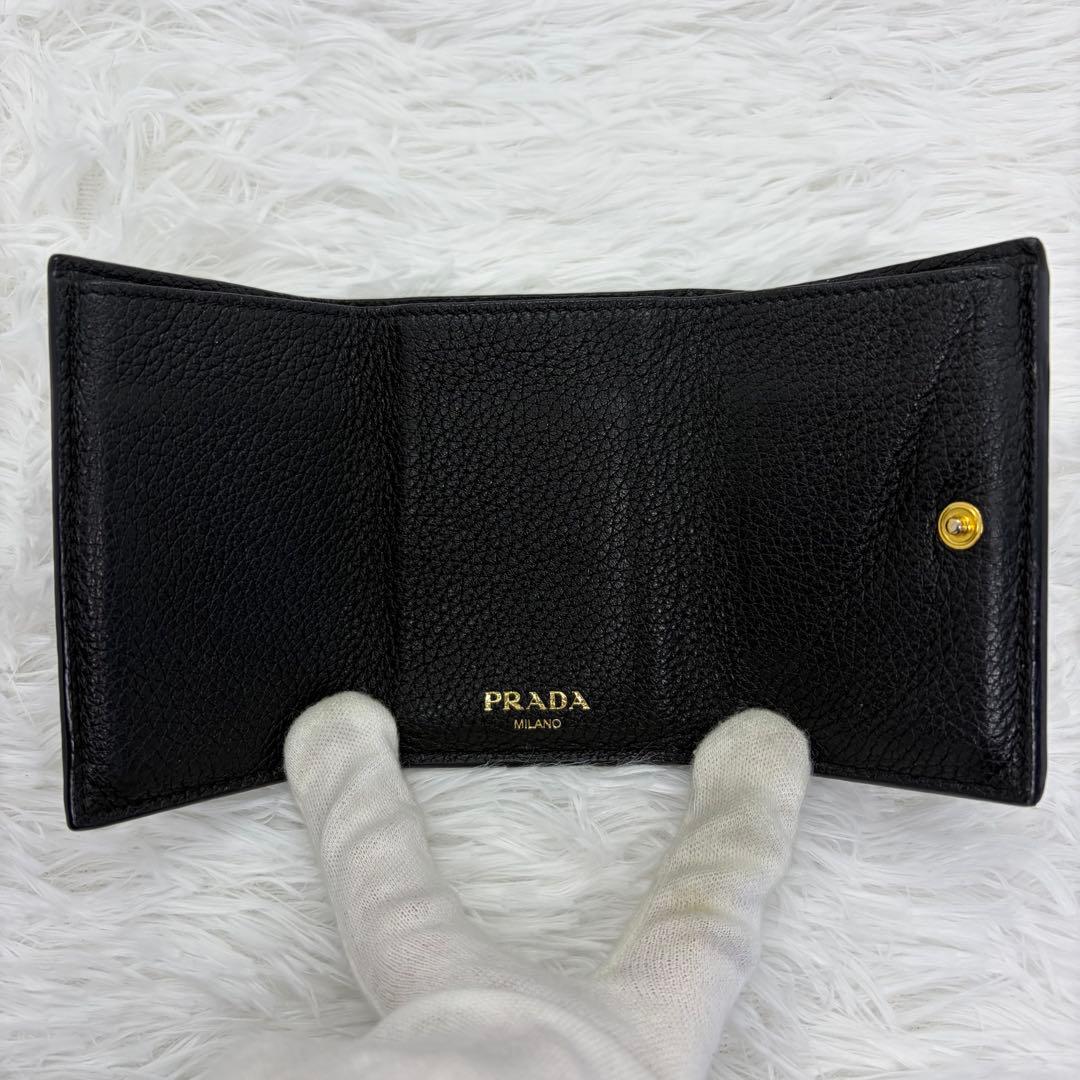 RFID搭載/現行✨プラダ　三つ折り　財布　金ロゴ　シボ革　レザー　黒