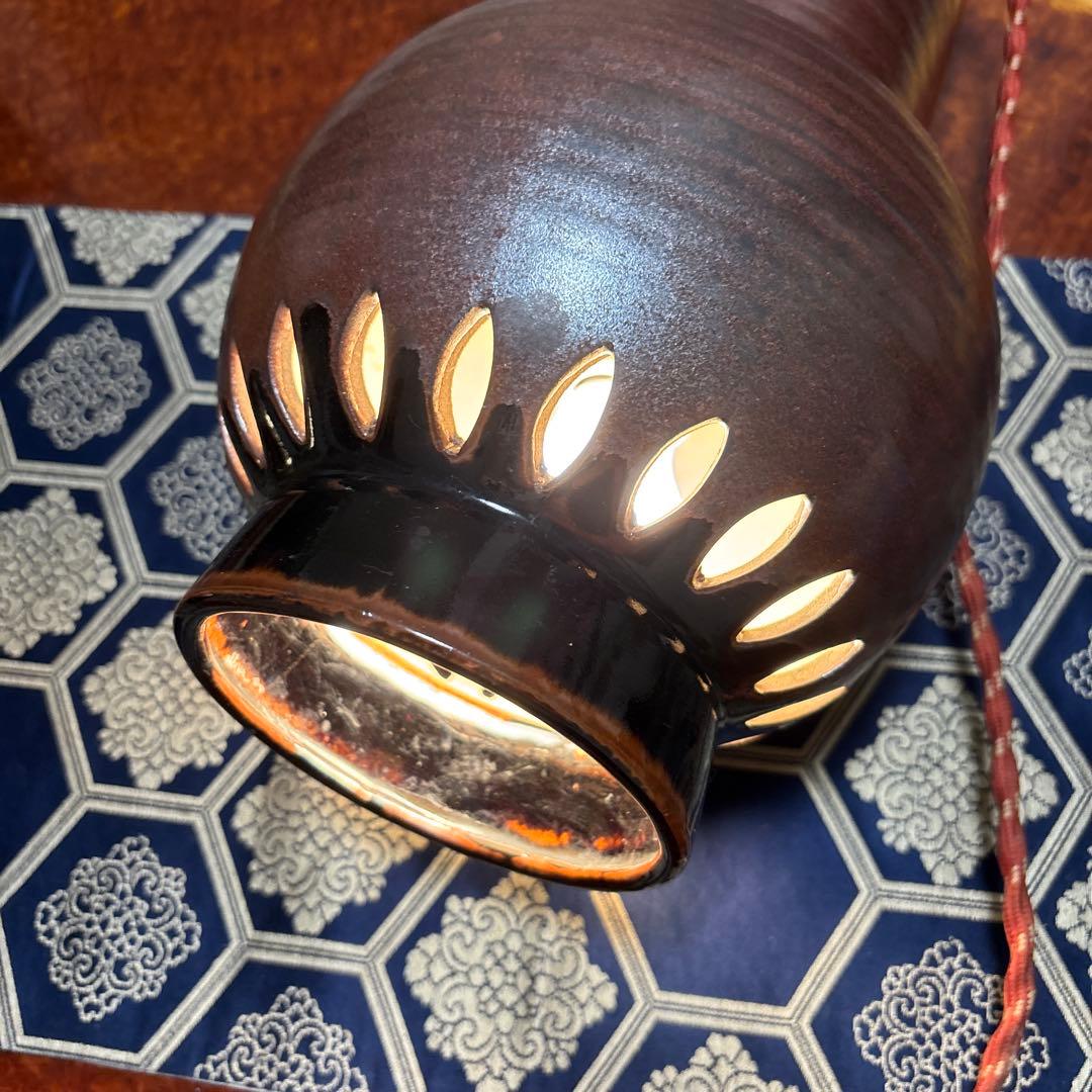 陶器製の茶色の照明器具
