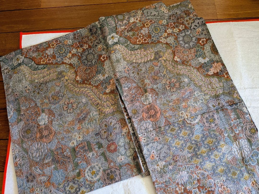 【美品】お召し 辻が花模様織り出し 刺繍 優しいグレー 淡ピンク 正絹