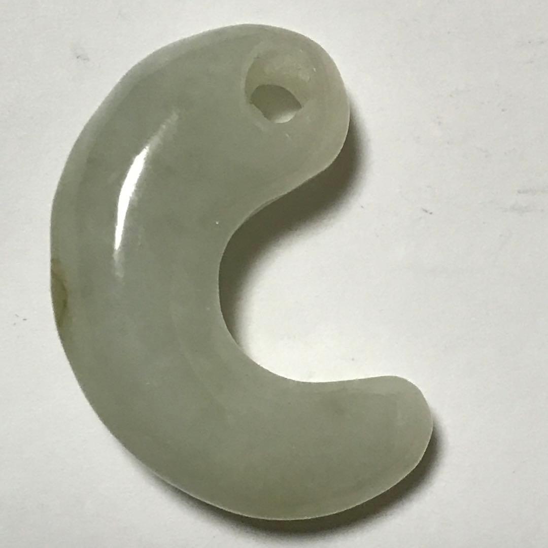 クリーム色っぽい黄緑の細長い翡翠勾玉　糸魚川産