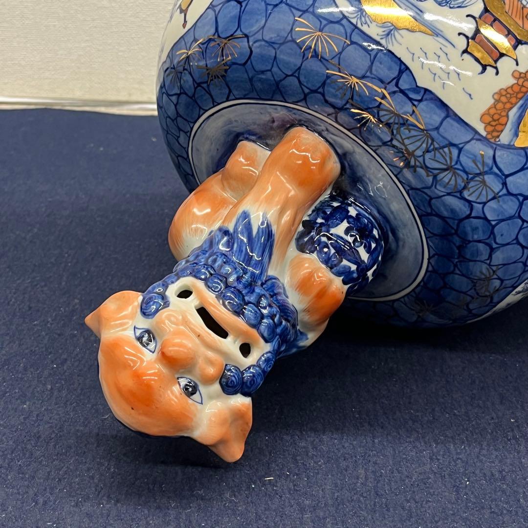 古伊万里様式 蓋獅子付 色絵金彩唐草波風景文 大型磁器壺