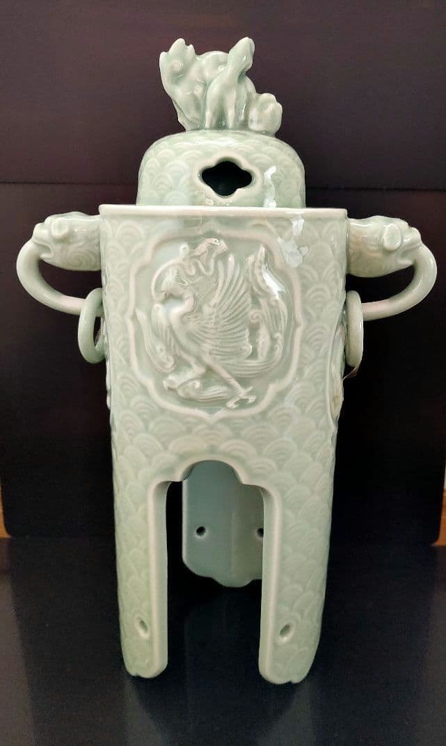 伊万里焼 伝統工芸士 市川冬山窯 色鍋島 青磁 耳環付 香炉 (箱付)