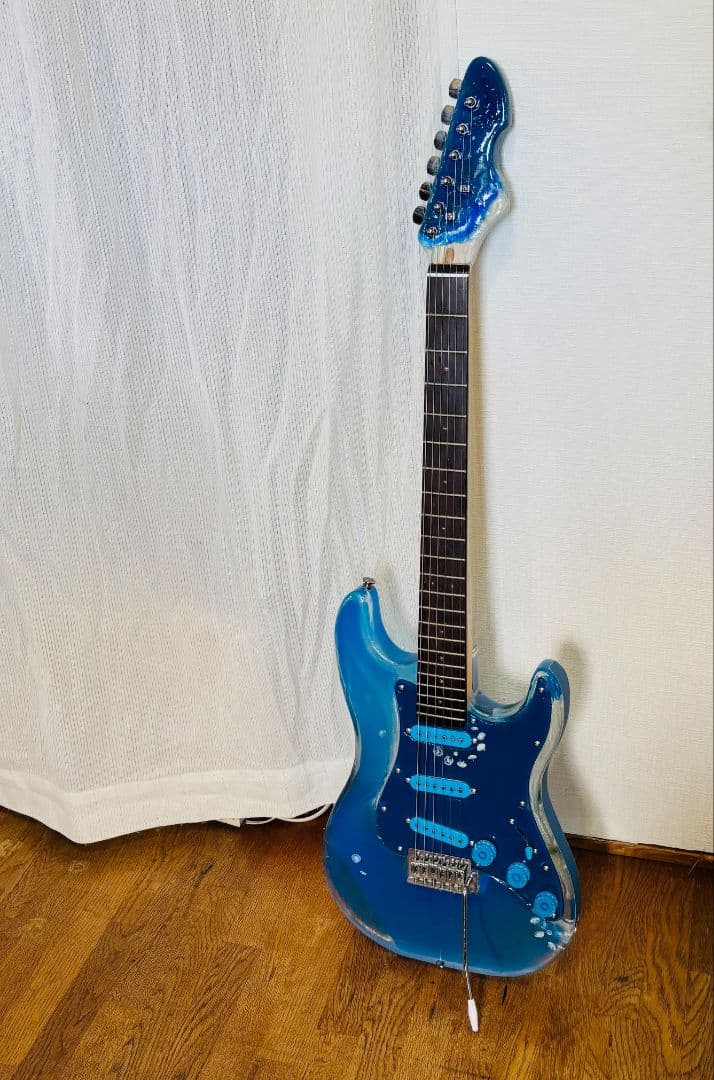 エレキギター　アクリル透明　ストラトタイプ LED・WAVE・クラゲ仕様