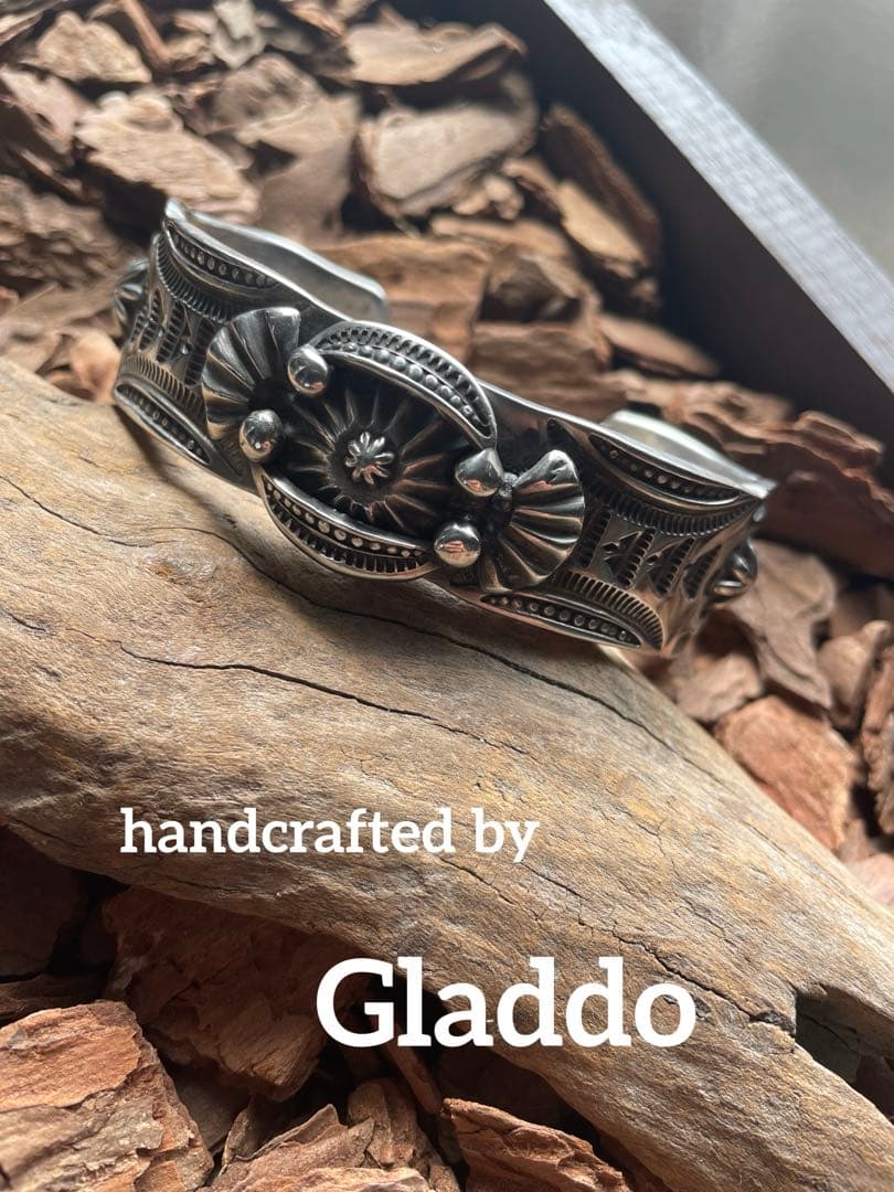 ヤ*ン様 新作バングル　デルバート好きな方　腕周り18cm