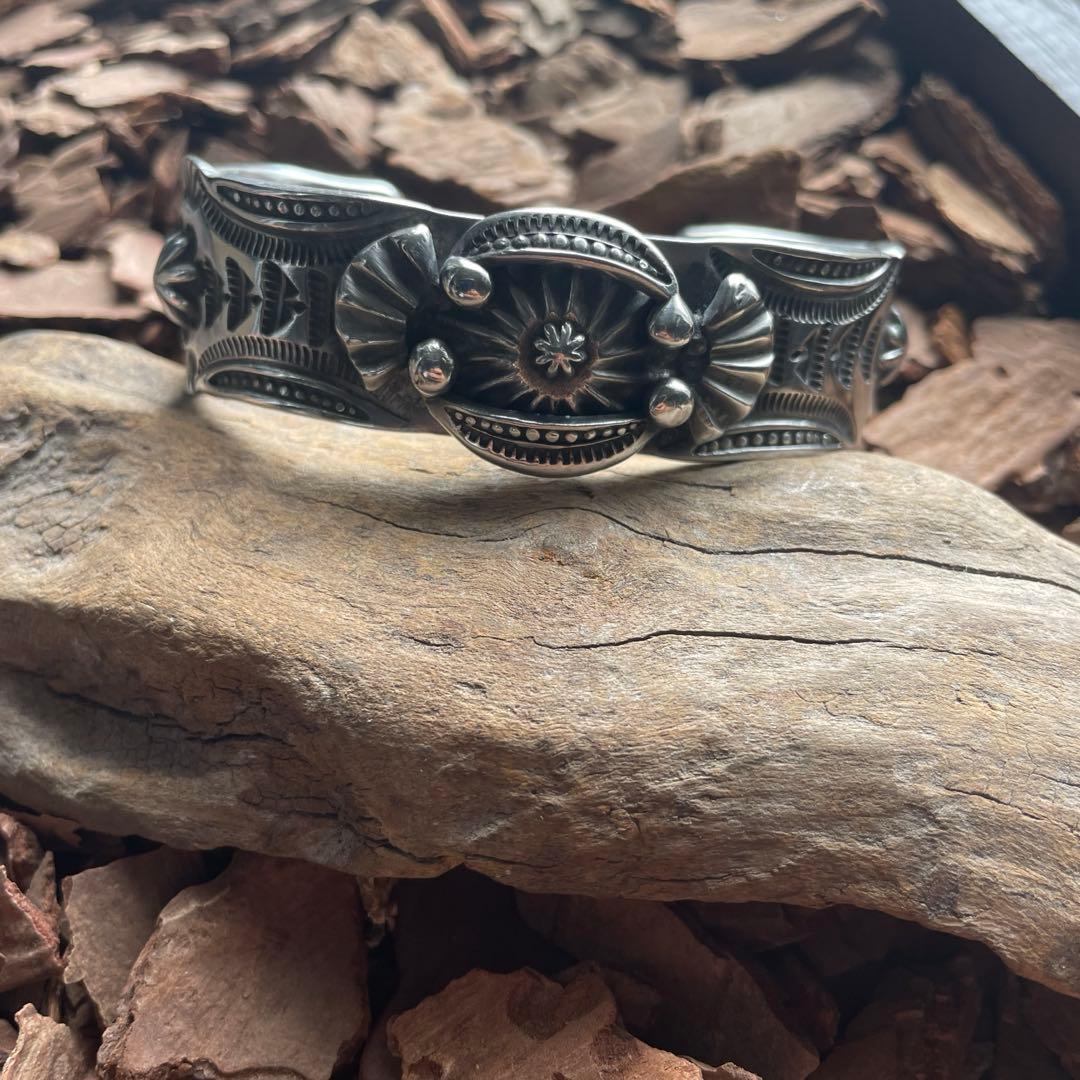 ヤ*ン様 新作バングル　デルバート好きな方　腕周り18cm