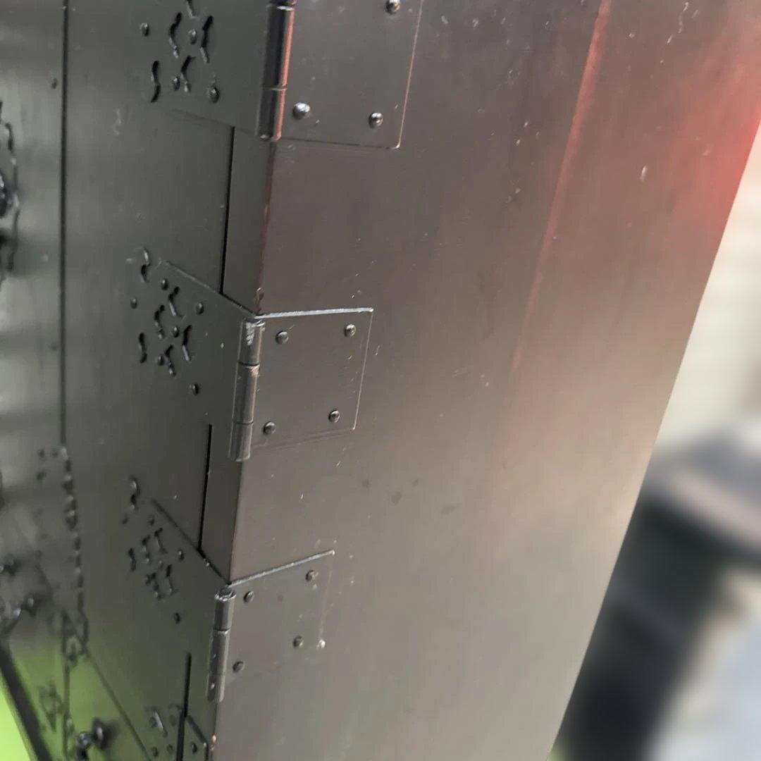 伝統的な黒い木製箪笥　アンティーク