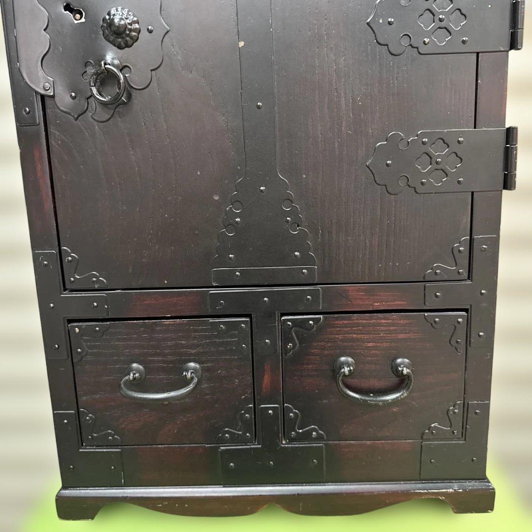 伝統的な黒い木製箪笥　アンティーク