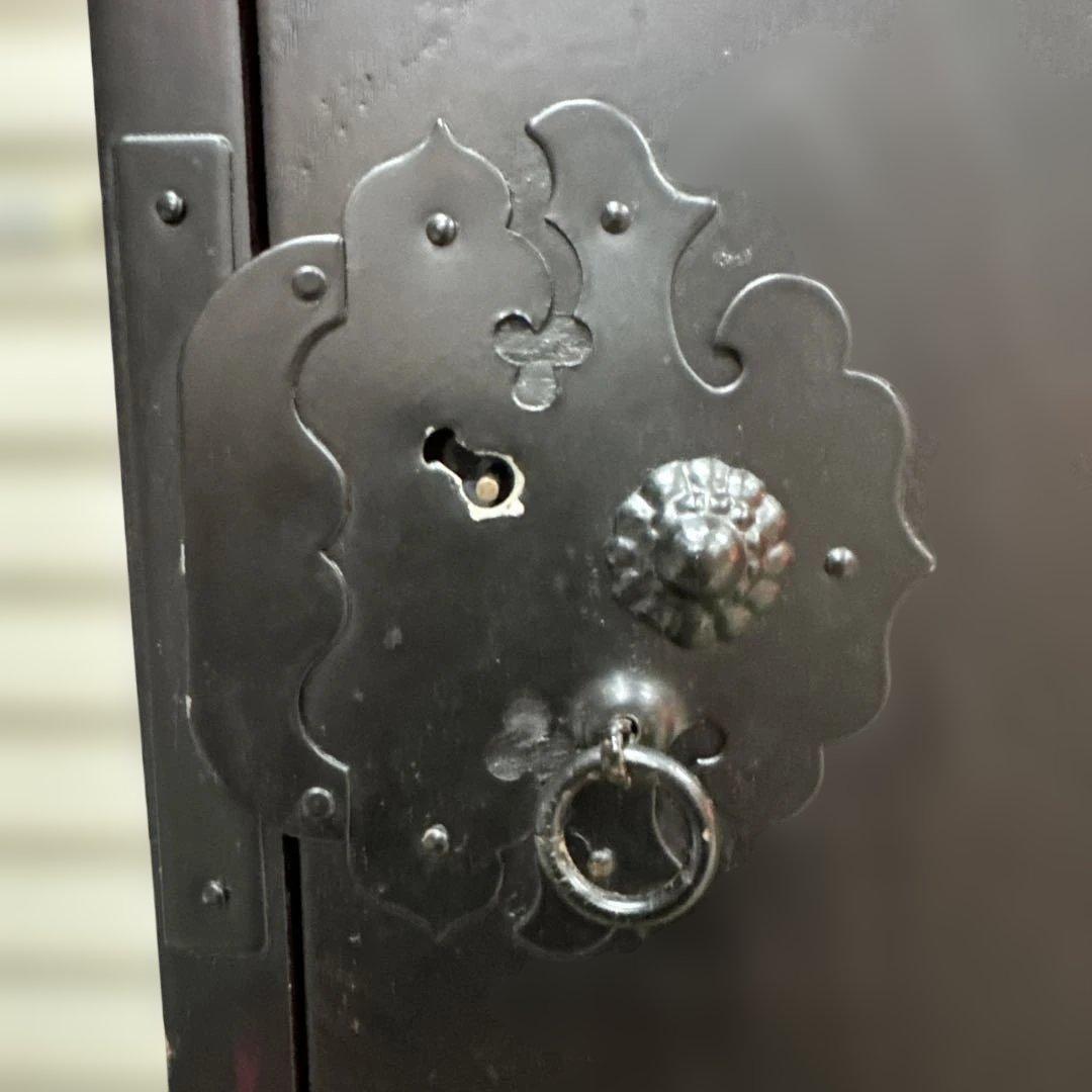 伝統的な黒い木製箪笥　アンティーク