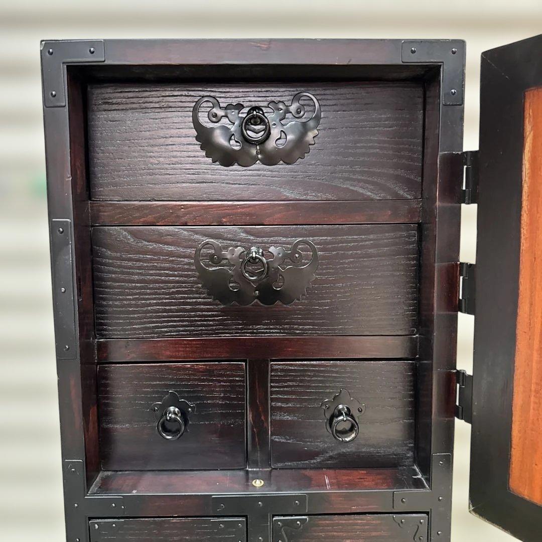伝統的な黒い木製箪笥　アンティーク