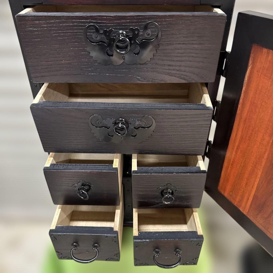 伝統的な黒い木製箪笥　アンティーク