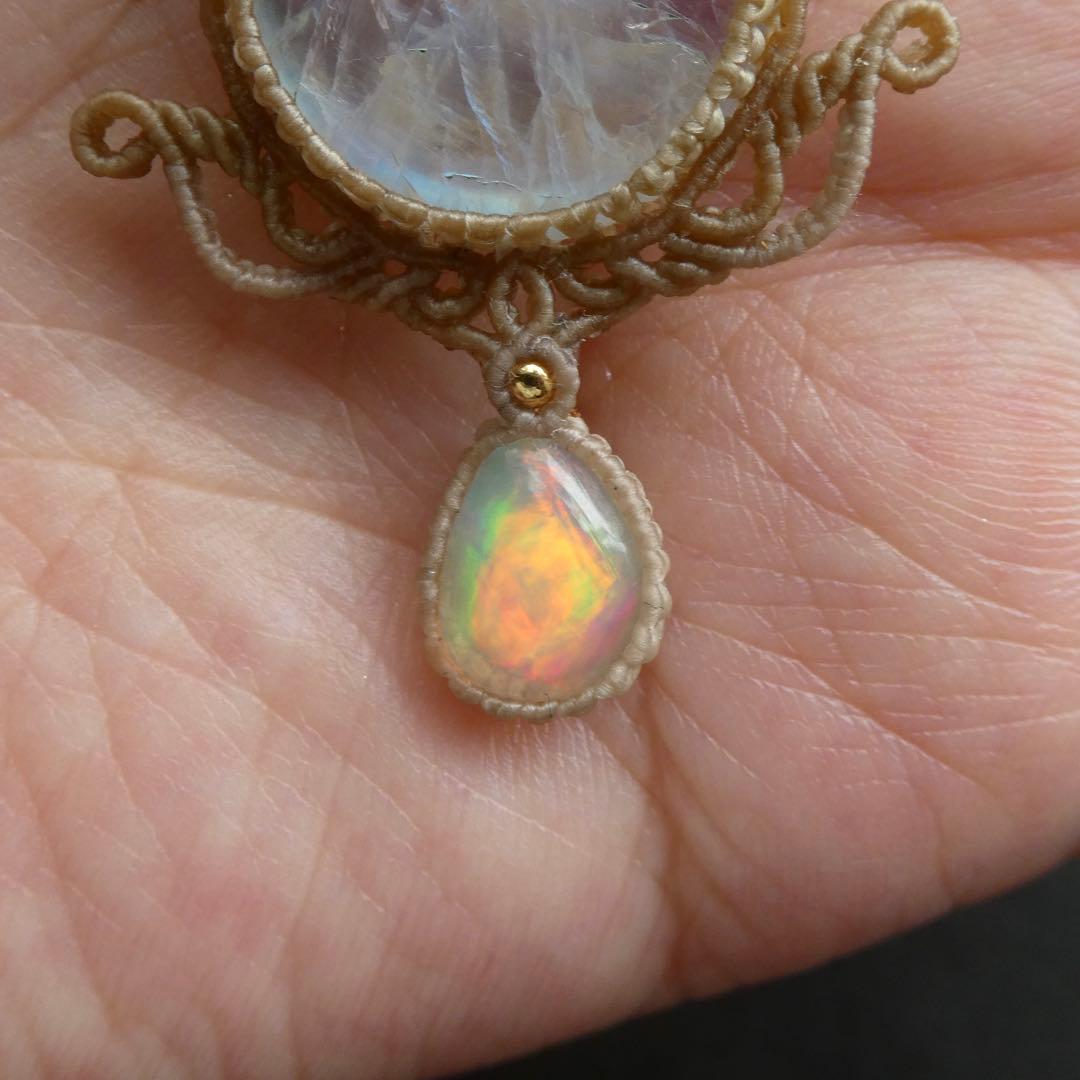 レインボームーンストーン・オパールのマクラメネックレス