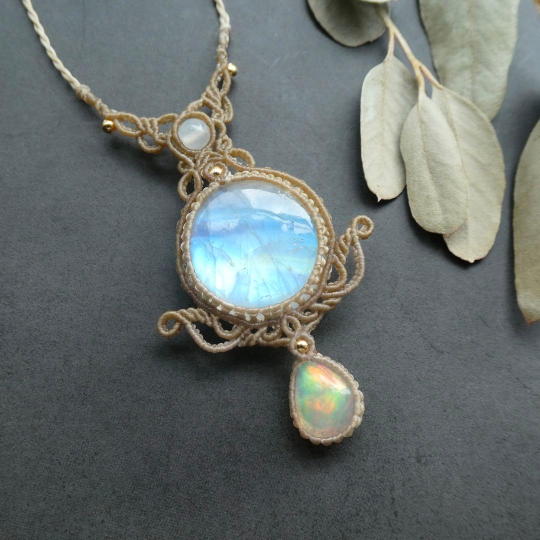 レインボームーンストーン・オパールのマクラメネックレス