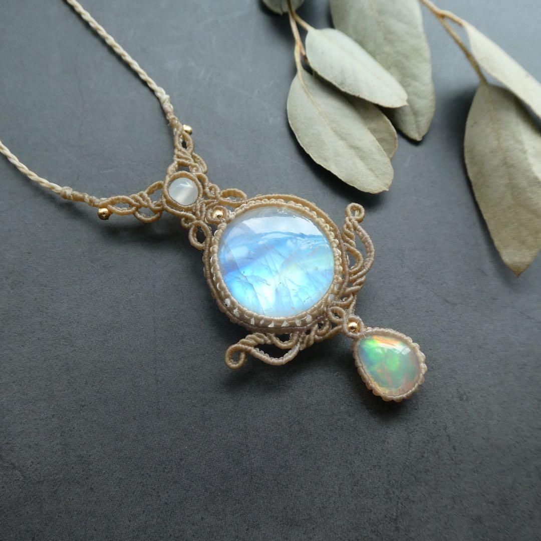 レインボームーンストーン・オパールのマクラメネックレス