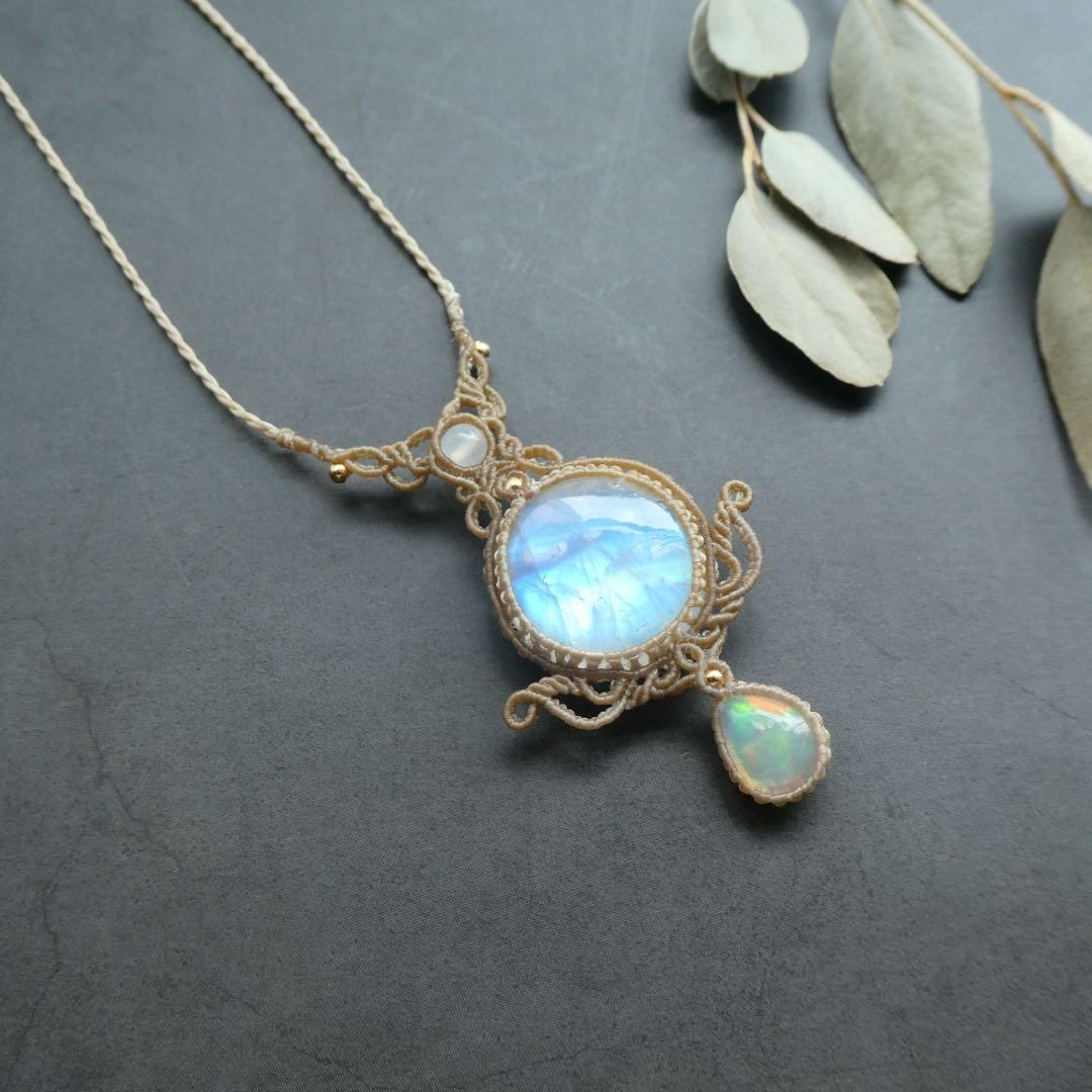 レインボームーンストーン・オパールのマクラメネックレス