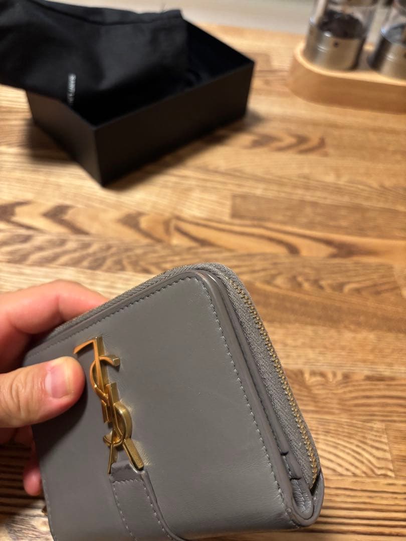 R*T様 サンローラン 財布 グレージュ