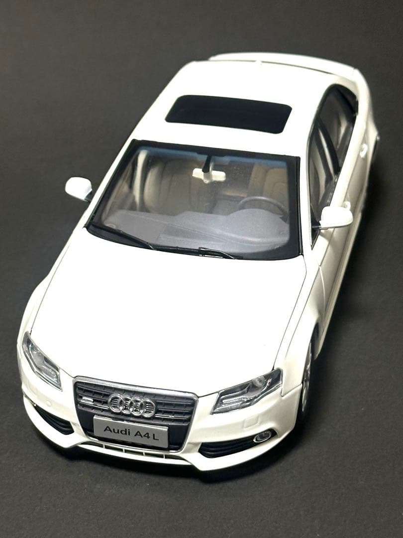 Audi A4 ホワイト ミニカー　1/18 白