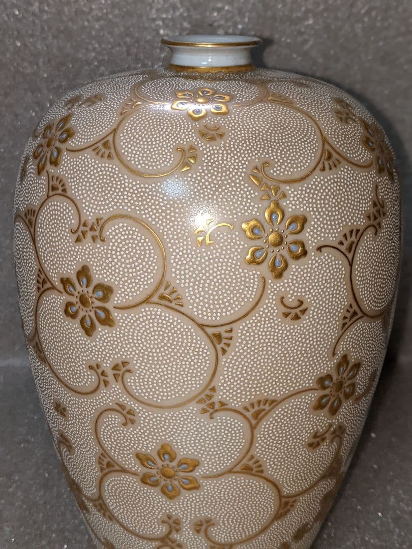 九谷焼 人気作家『仲田錦玉』造 渦打白粒唐草文☆花瓶　花入れ　壺