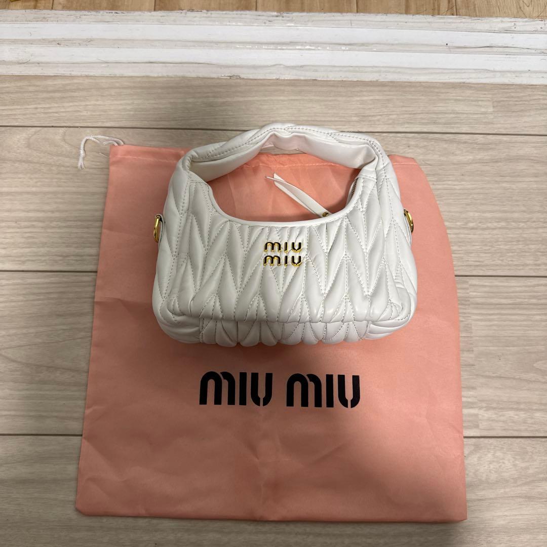 miu miu ホワイト ショルダーバッグ 保存袋付き