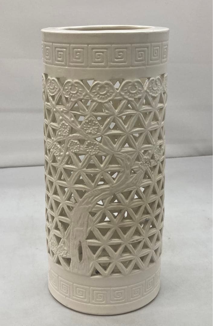 B168s  淡黄磁「梅透し彫筒飾り」砥部焼　花瓶　大正昭和　竹梅　愛媛