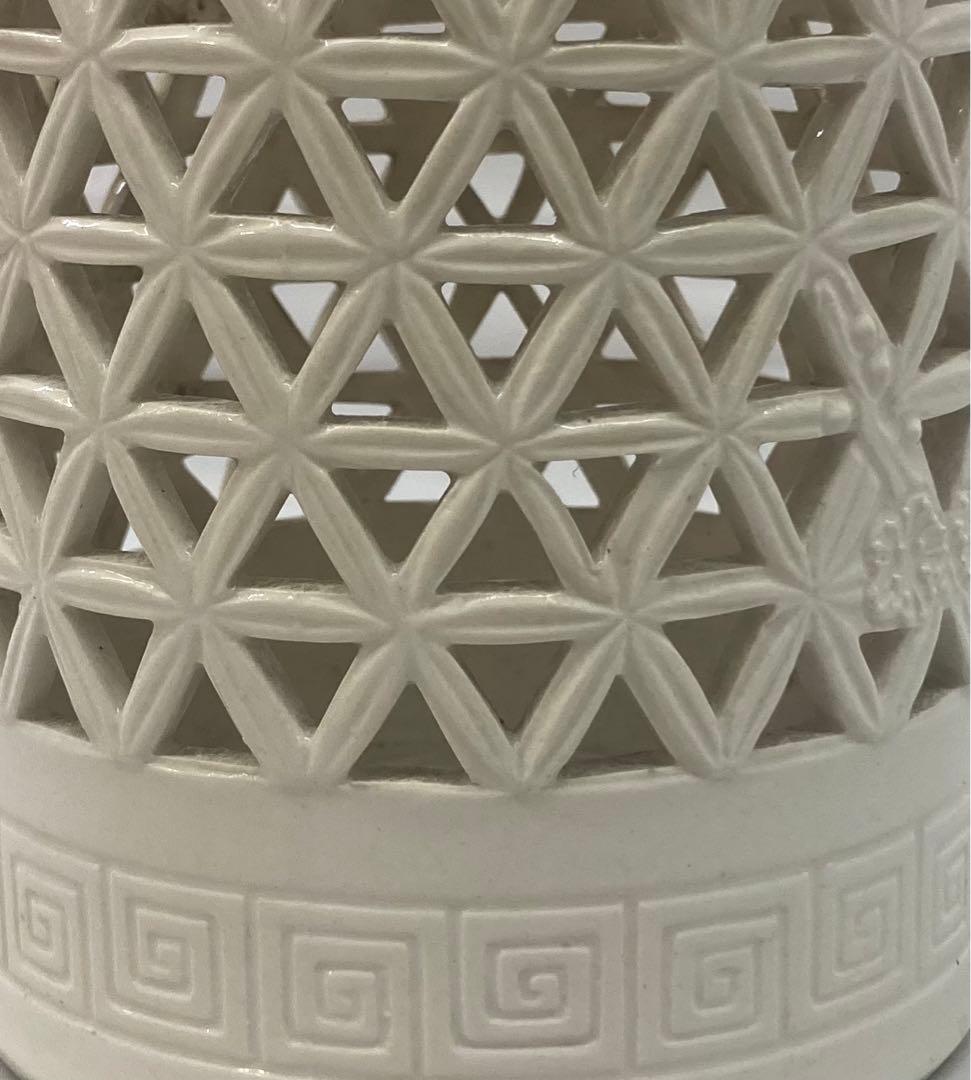 B168s  淡黄磁「梅透し彫筒飾り」砥部焼　花瓶　大正昭和　竹梅　愛媛