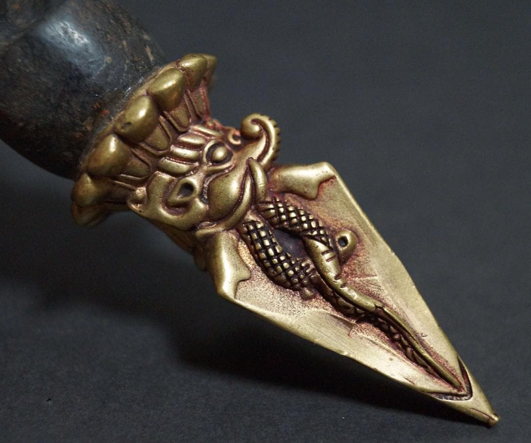 オールドチベット 大型 石隕石彫り太陽神像 金剛杵 両端銅製龍紋神像 魔除け浄化