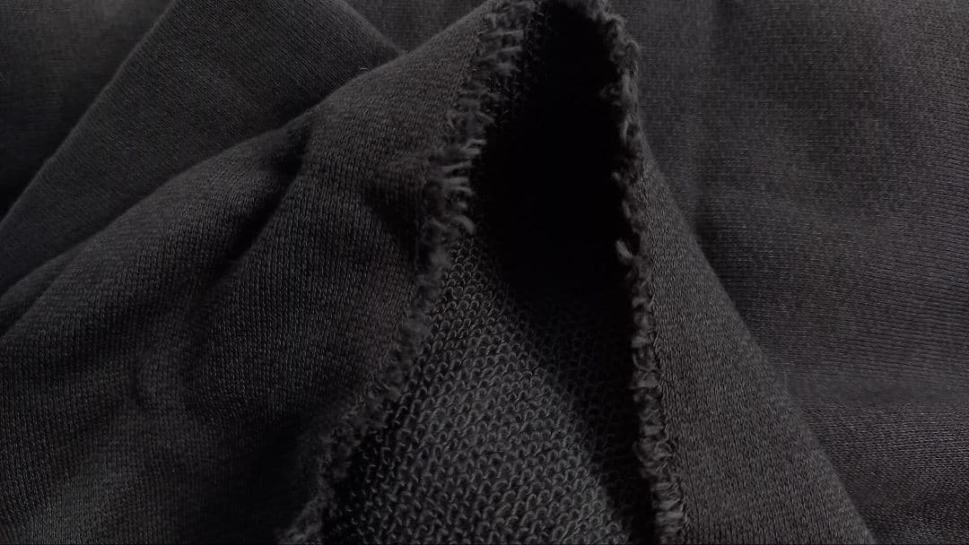 濃い色味、黒系　犬の服